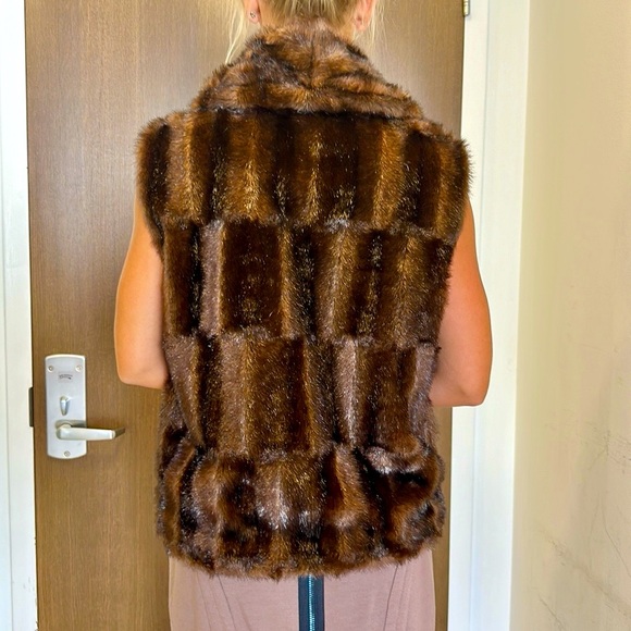 INVESTMENTS Brown Faux Fur Vest w/Side Pockets & Front Buttons & Full Lining - Picture 4 of 9